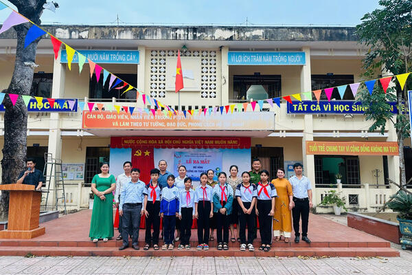 CÔNG AN XÃ TRÀ SƠN PHỐI HỢP VỚI TRƯỜNG PTDTNT THCS TRÀ BỒNG: RA MẮT MÔ HÌNH “CỔNG TRƯỜNG AN TOÀN GIAO THÔNG” KẾT HỢP TUYÊN TRUYỀN, PHỔ BIẾN, GIÁO DỤC  PHÁP LUẬT TRONG LỨA TUỔI HỌC SINH